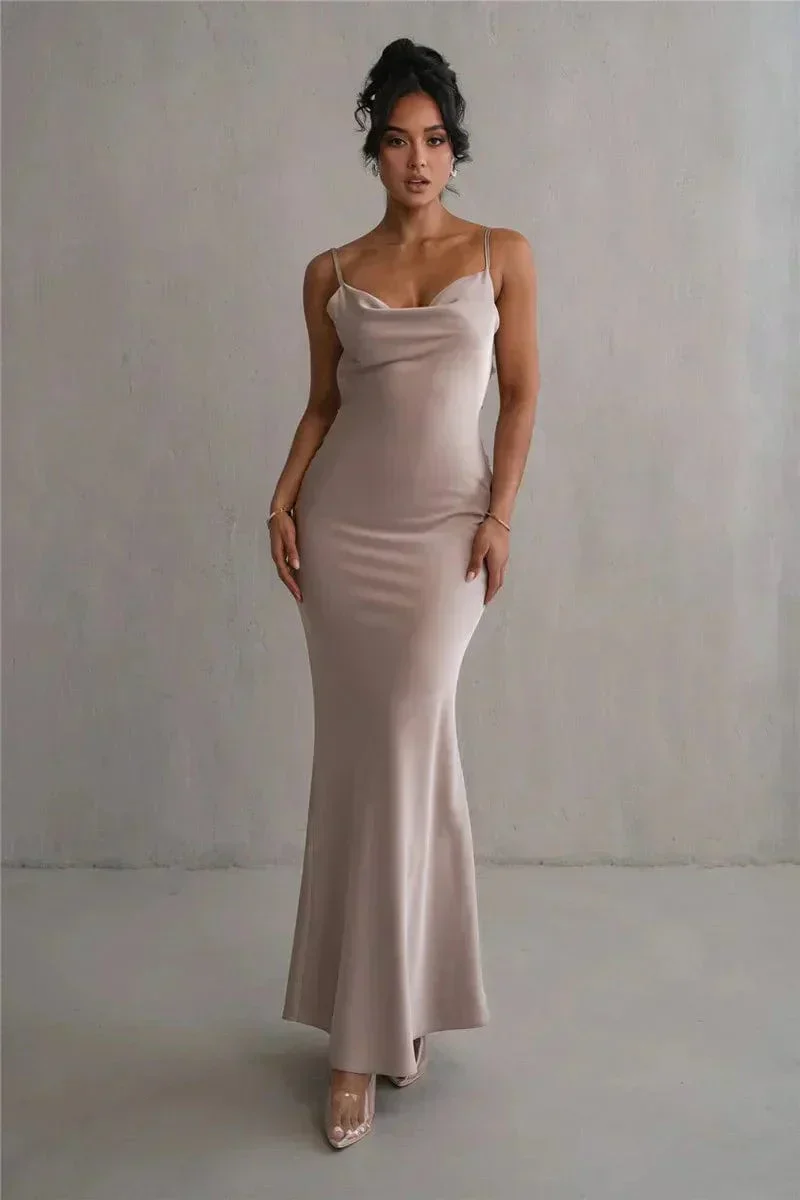 Xenia | Elegante ruglose Satin-Maxikleid mit Blumenapplikationen