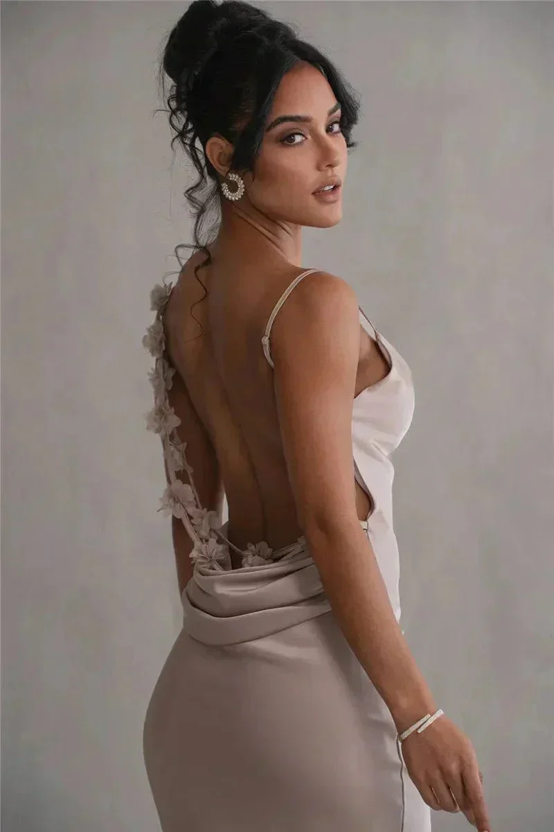 Xenia | Elegante ruglose Satin-Maxikleid mit Blumenapplikationen - Image 3